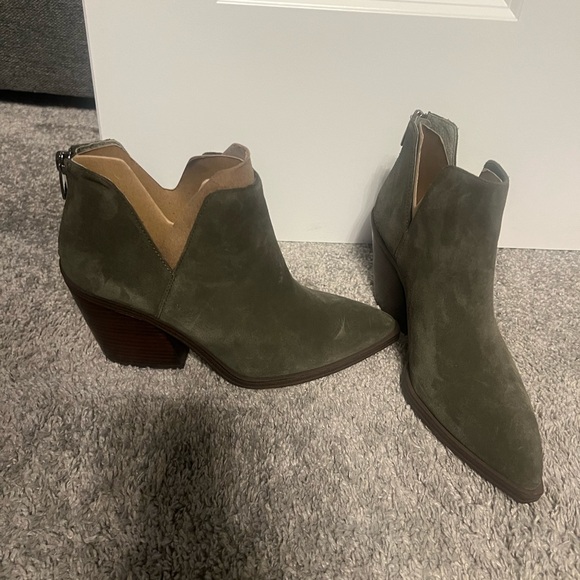 NWOT VINCE CAMUTO BOOTIE WOMENS SIZE 7 1/2 - Picture 3 of 3